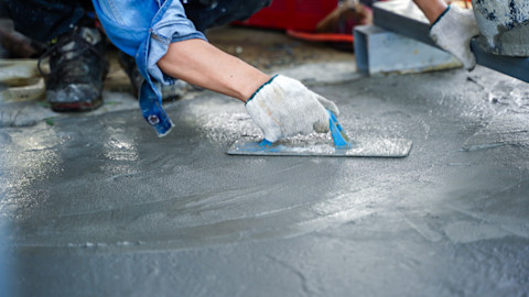 pouring cement screed01
