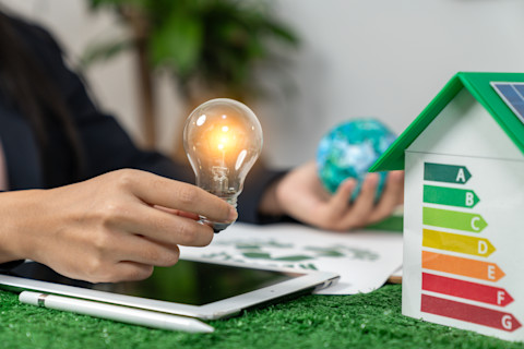 Een moderne woning met energiebesparende technologieën zoals zonnepanelen en isolatie.
