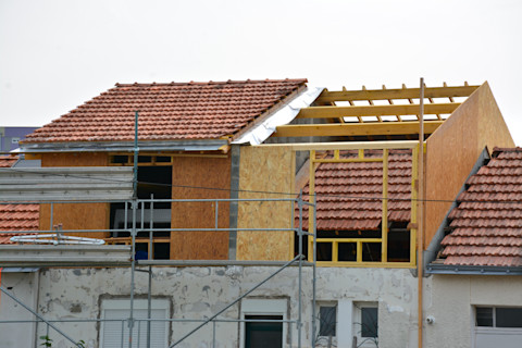 Werk in uitvoering; er wordt een extra verdieping op een huis gebouwd 