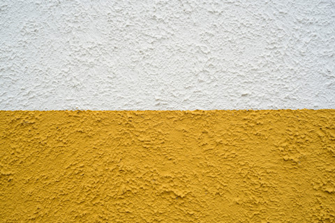 Close-up van een muur met granol in twee kleuren.