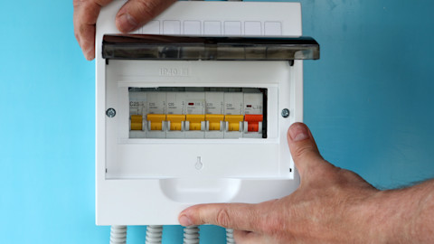 Replacing a fuse box04
