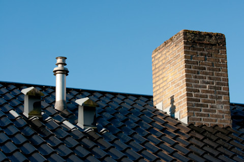 PVC dakdoorvoer op het dak van een woning, essentieel voor de afvoer van gassen van de cv-ketel.