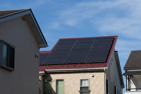Zonnepanelen geïnstalleerd op het dak van een woning, gereed voor gebruik.