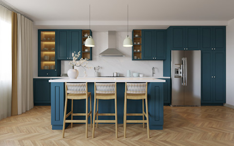 Blauwe keuken met wit marmeren blad, kookeiland en stijlvolle details in een lichte ruimte.