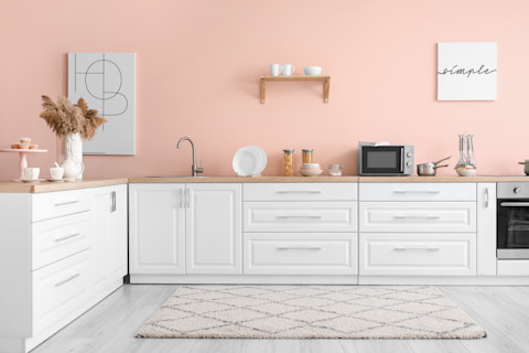 Moderne keuken met houten accenten en ingebouwde apparatuur in een stijlvolle open ruimte.