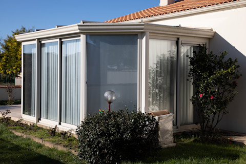 glazen veranda gehecht aan woning

