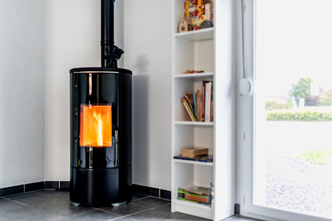 Pelletkachel verwarmt een moderne woonkamer met een sfeervol vlammenspel.