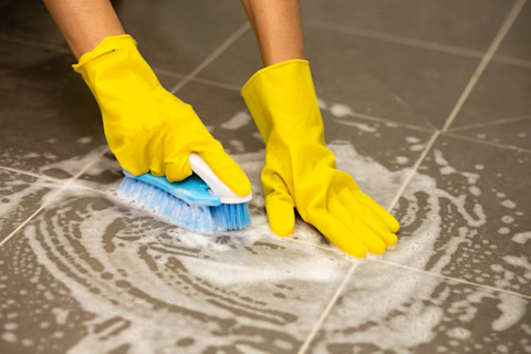 Removing bathroom mold01