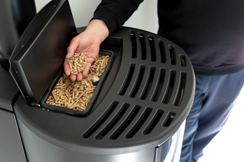 Moderne pelletkachel zorgt voor comfortabele verwarming in een energiezuinige woonkamer.