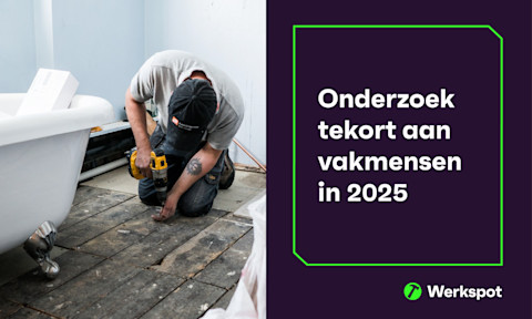 header voor een rapport over het tekort aan vakmensen in nederland in 2025. Aan de linker kant is een vakman bezig met het renoveren van een houten vloer in de badkamer.