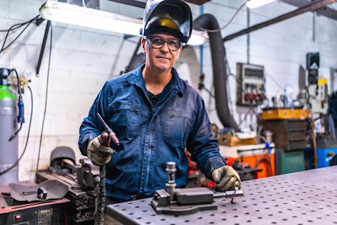 Lasser aan het werk in de werkplaats