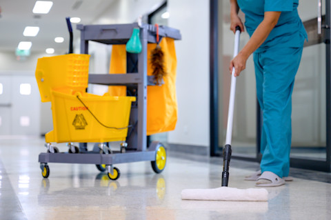 Schakel een schoonmaakbedrijf met keurmerk in zodat je zeker weet dat de schoonmaken taken efficiënt en veilig worden uitgevoerd.