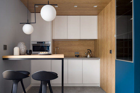 Stijlvolle keuken met witte meubels en een minimalistische eettafel.