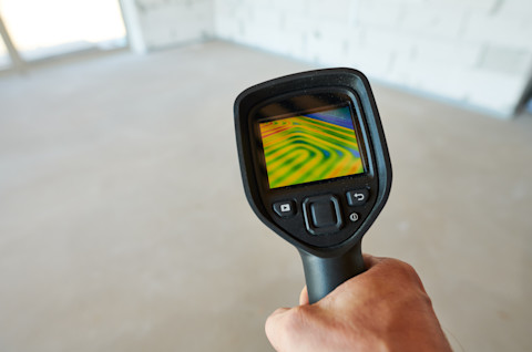Inspectie met warmtebeeldcamera toont temperatuurverschillen in een vloer bij opsporen van lekkage.