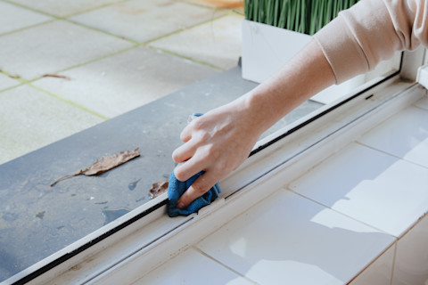 cleaning window frames 3
