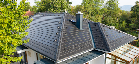 Duurzaam gebouwd huis met zonnepanelen dakpannen als slimme investering voor de toekomst