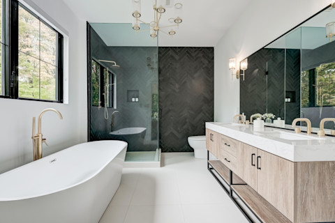  Luxe moderne badkamer met een ruime inloopdouche, marmeren afwerking en sfeervolle verlichting.
