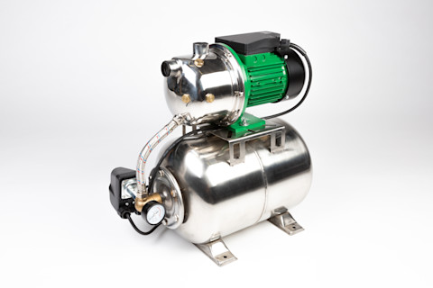 Compleet water drukverhoging systeem met centrifugaalpomp en drukvat.