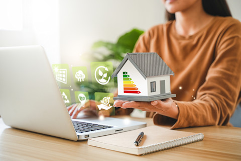 Illustratie van energiezuinige woningen met groene en ecologische elementen als symbool voor duurzaamheid.