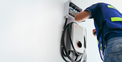 Gecertificeerde elektricien is bezig met het installeren van een elektrische installatie