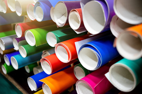 Zelfklevende vinylfolie in diverse kleuren gerangschikt voor gebruik bij wrappen of decoratie.