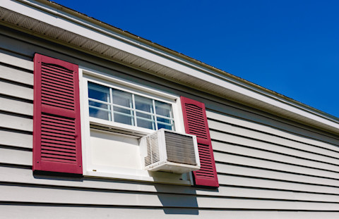 Woning met een kunststof raamafdichting voor de airco, zodat er geen openingen zijn bij het raam en de airco goed kan werken