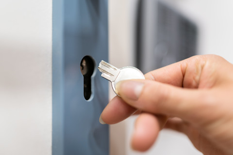 Afgebroken sleutel waarvan het andere deel vast zit in het slot van de deur