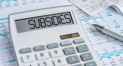Rekenmachine met het woord subsidies op het scherm dat financiële ondersteuning voor verduurzaming weergeeft