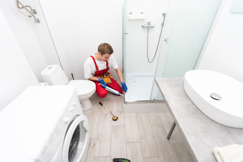 installing shower tray 02