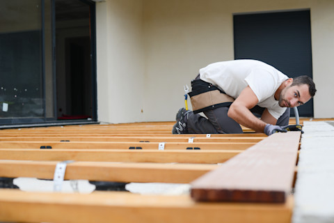 vakman werkt aan het ontwerp van een veranda