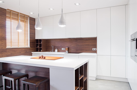 Lichte en ruime moderne keuken met strakke lijnen en veel daglicht.