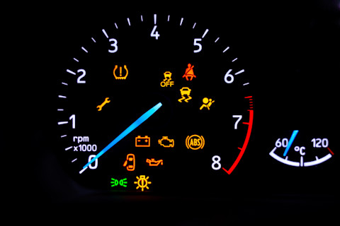 Symbolen van waarschuwingslampjes op het dashboard geven duidelijk storingen of defecten van de auto weer.
