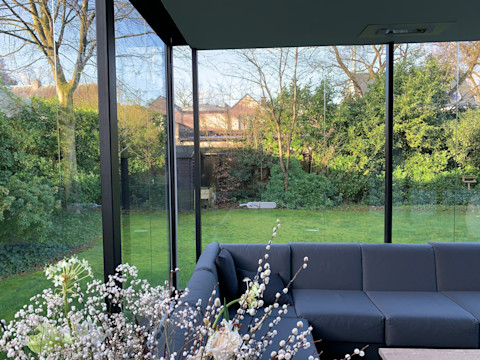 Moderne daktuin op een woning met luxe loungehoek, groene beplanting en stijlvolle buiteninrichting. De daktuin vormt een aangename leefruimte met veel groen en comfort.