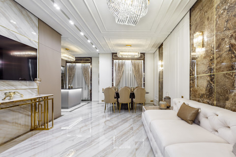 Glanzende lichte marmeren vloer die de woonkamer een luxe uitstraling geeft