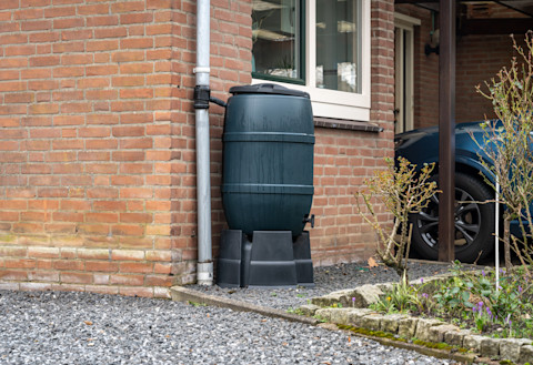 Regenwateropvangsysteem naast een woning
