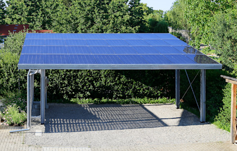 Carport met zonnepanelen met ruimte voor een personenwagen