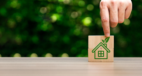 Eco-vriendelijke huizen met energiebesparende elementen en duurzame materialen.