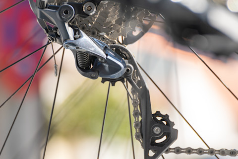 Derailleur schakelsysteem op een professionele racefiets, zorgt voor snelle en precieze versnellingen tijdens het fietsen.