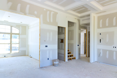  Nieuwe woning in aanbouw met gipsplaten op muren en plafonds.