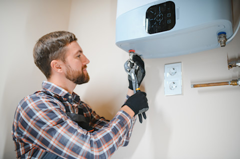 Monteur installeert cv-ketel in technische ruimte van woning