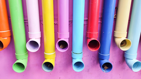 Verschillende regenpijpen in diverse kleuren