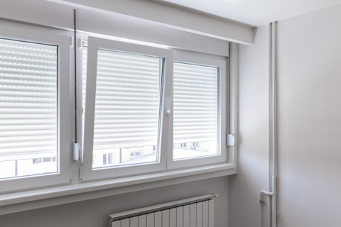 jaloezie in glas van een raam in een woning