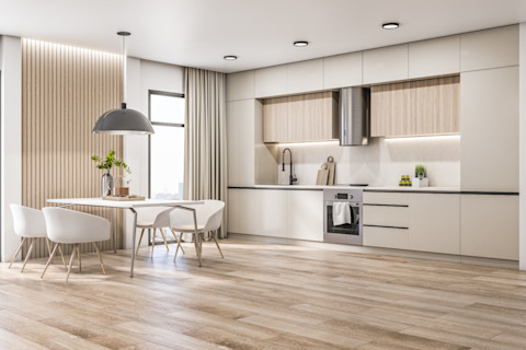Zonnige moderne keuken met houten accenten en witte fronten, stijlvol ingericht met natuurlijke lichtinval.