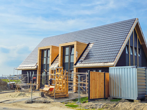 Het installeren van een prefab dak op een woning