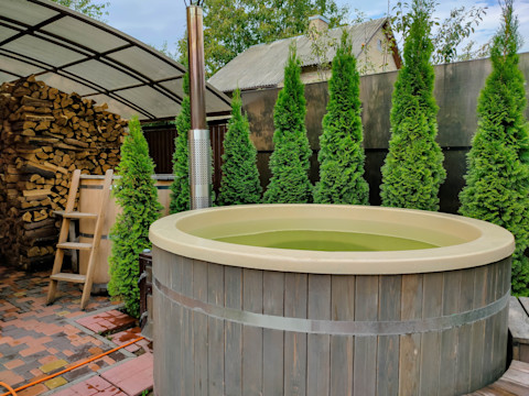 Jacuzzi in the garden 3