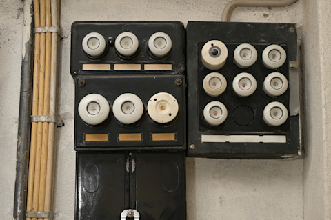 Replacing a fuse box03
