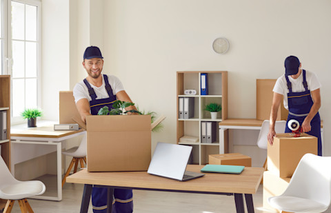 Team van professionele verhuizers, klaar om te helpen bij een verhuizing.
