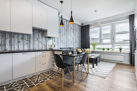 Modern behang in de keuken in diverse grijstinten en een natuurlijk dessin