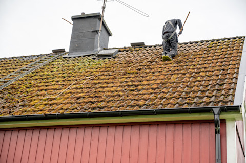 verwijdering van mos op dak door hogedrukreiniger 