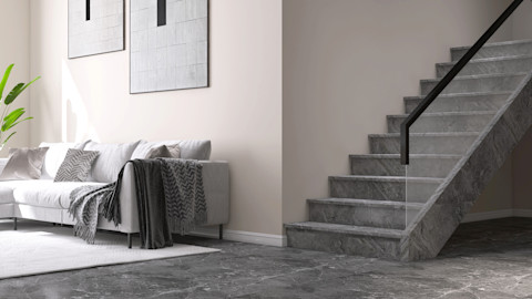 Luxe grijze trap van marmersteen in een modern interieur met strakke lijnen.